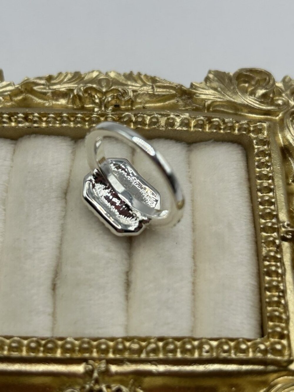 AVON Ring Size 6 Silver Tone Red Deco With Box Jewelry Christmas Holidays Gift - Picture 6 of 12